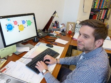 Benjamin Wockenfuß, ehemaliger Projektleiter von Webcare, sitzt am Schreibtisch.