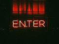 In roten Neon-Buchstaben leuchtet das Wort "Enter".