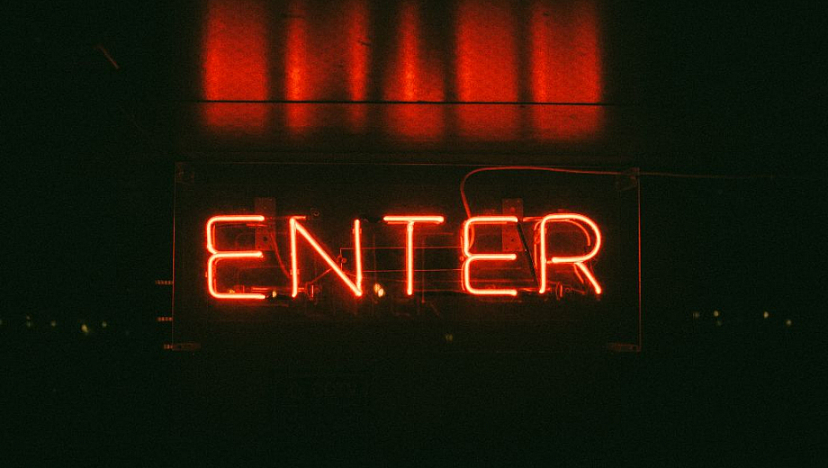 In roten Neon-Buchstaben leuchtet das Wort "Enter".