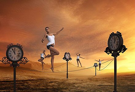 Fotomontage: Eine Frau tanzt auf einem Seil, das zwischen mehreren großen Uhren auf Pfählen gespannt ist.