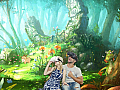 Zwei Menschen haben VR-Brillen auf uns gucken erstaunt um sich, wo sie einen verwunschenen Wald aus einer Fantasiewelt sehen.