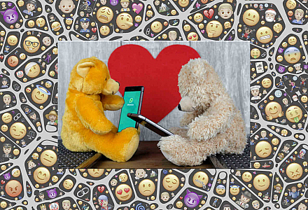 Zwei Teddybären sitzen sich gegenüber halten Smartphones im Schoß.