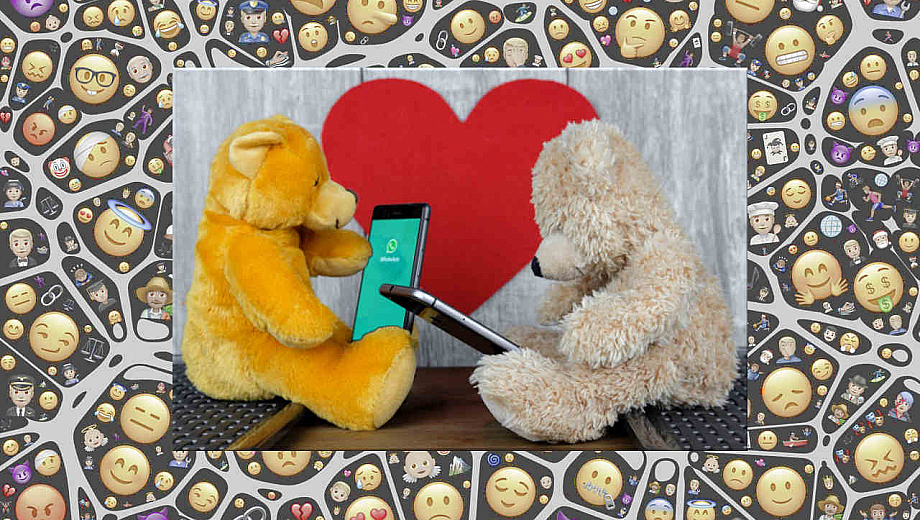 Zwei Teddybären sitzen sich gegenüber halten Smartphones im Schoß.