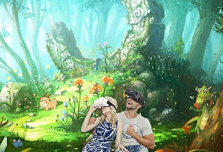 Zwei Menschen haben VR-Brillen auf uns gucken erstaunt um sich, wo sie einen verwunschenen Wald aus einer Fantasiewelt sehen.