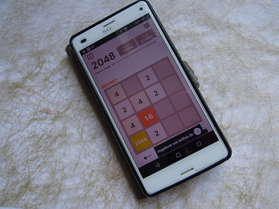 Auf einem Smartphone ist das Spiel 2048 zu sehen. 