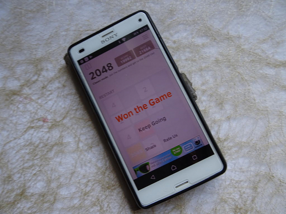 Ein Smartphone zeigt eine Nachricht, dass man ein Level des Spiels 2048 gewonnen hat. 