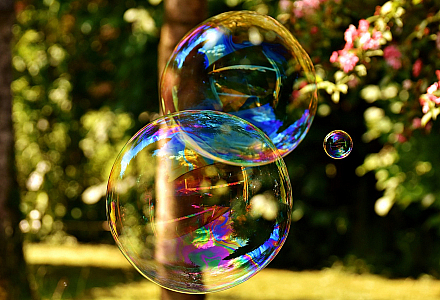 Große Seifenblasen fliegen durch die Luft.