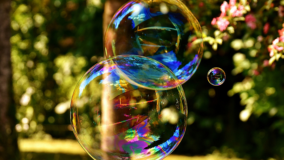 Große Seifenblasen fliegen durch die Luft.