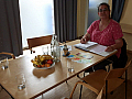 Britta Sarbok Heyer von der Selbsthilfegruppe Krefeld sitzt am Gruppentisch.