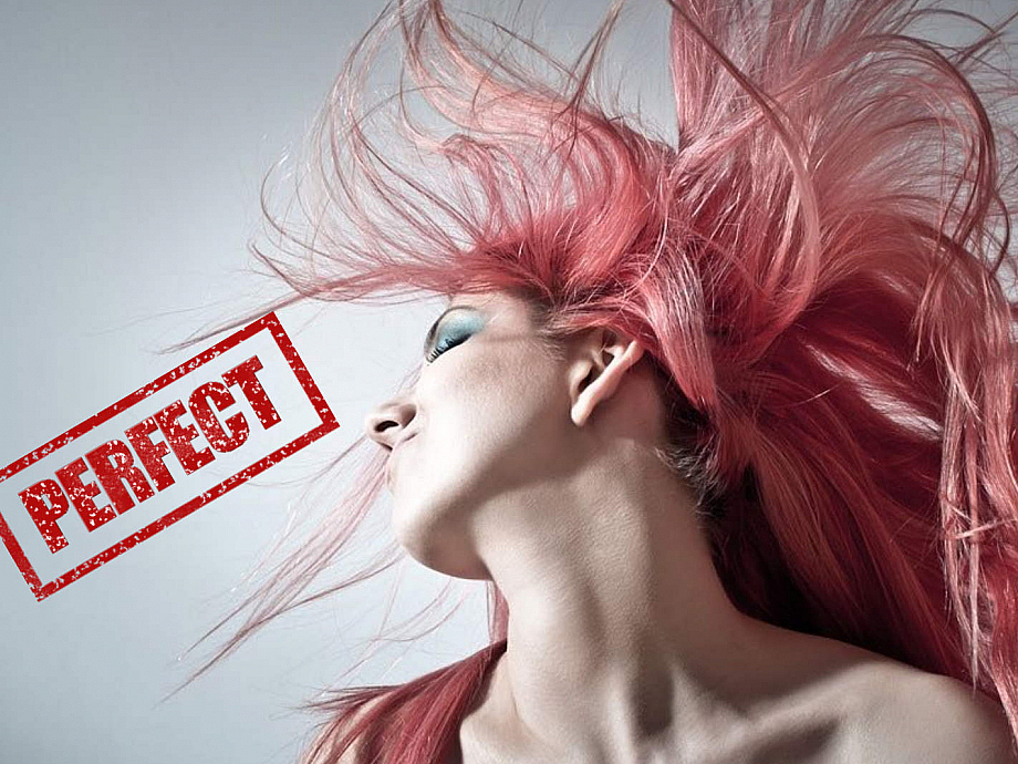 Frau mit rosa Haaren wirft ihre Haare über die Schulter. Neben ihr steht das Wort "Perfect" an der Wand.