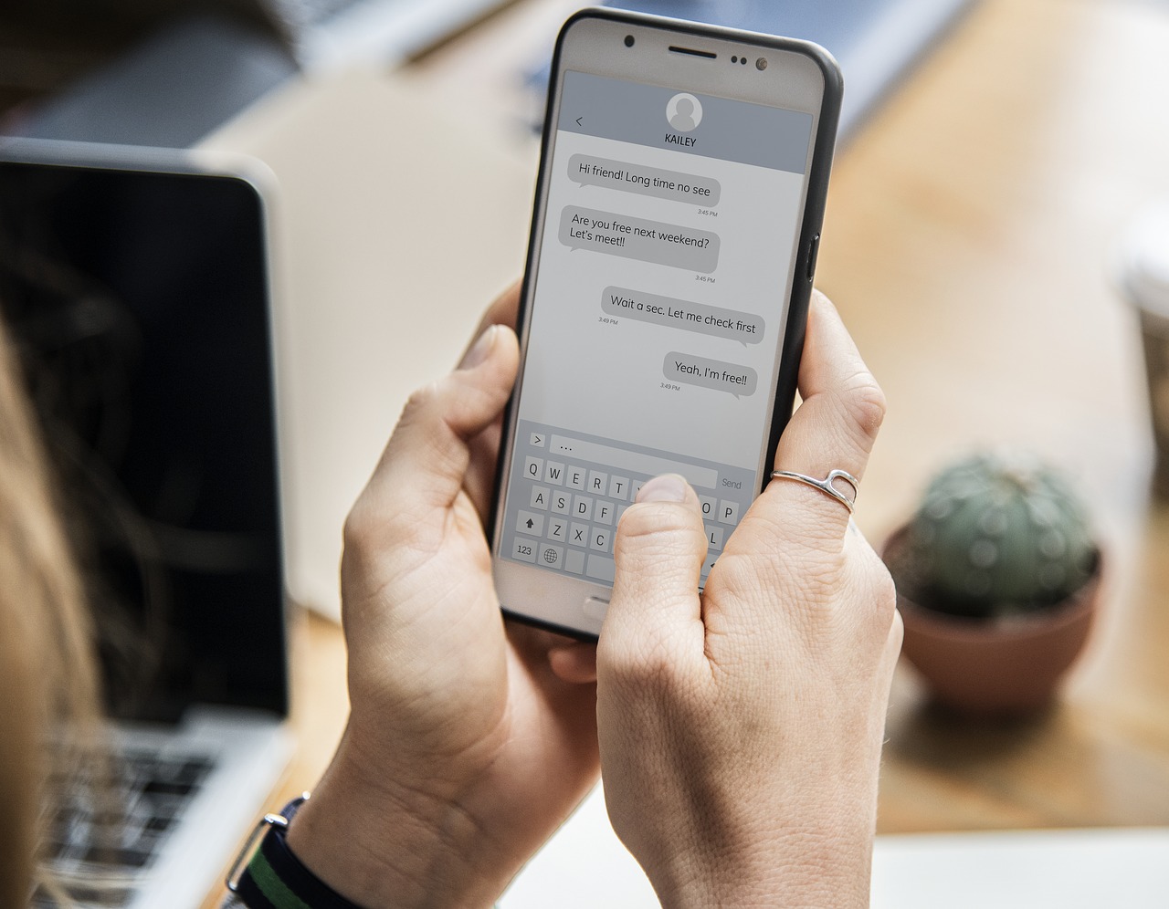 Person tippt etwas in eine Messenger App, die nicht Whatsapp ist