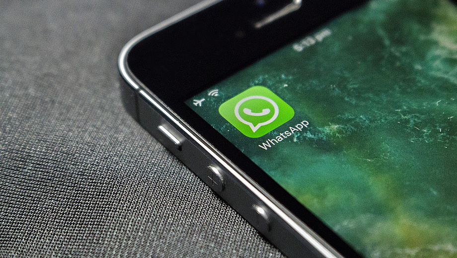 WhatsApp Symbol auf dem Bildschirm eines Smartphones