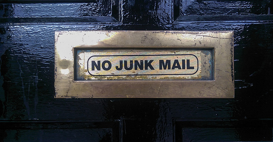 Briefschlitz in einer Tür. Auf dem Schlitz steht "No Junk Mail".