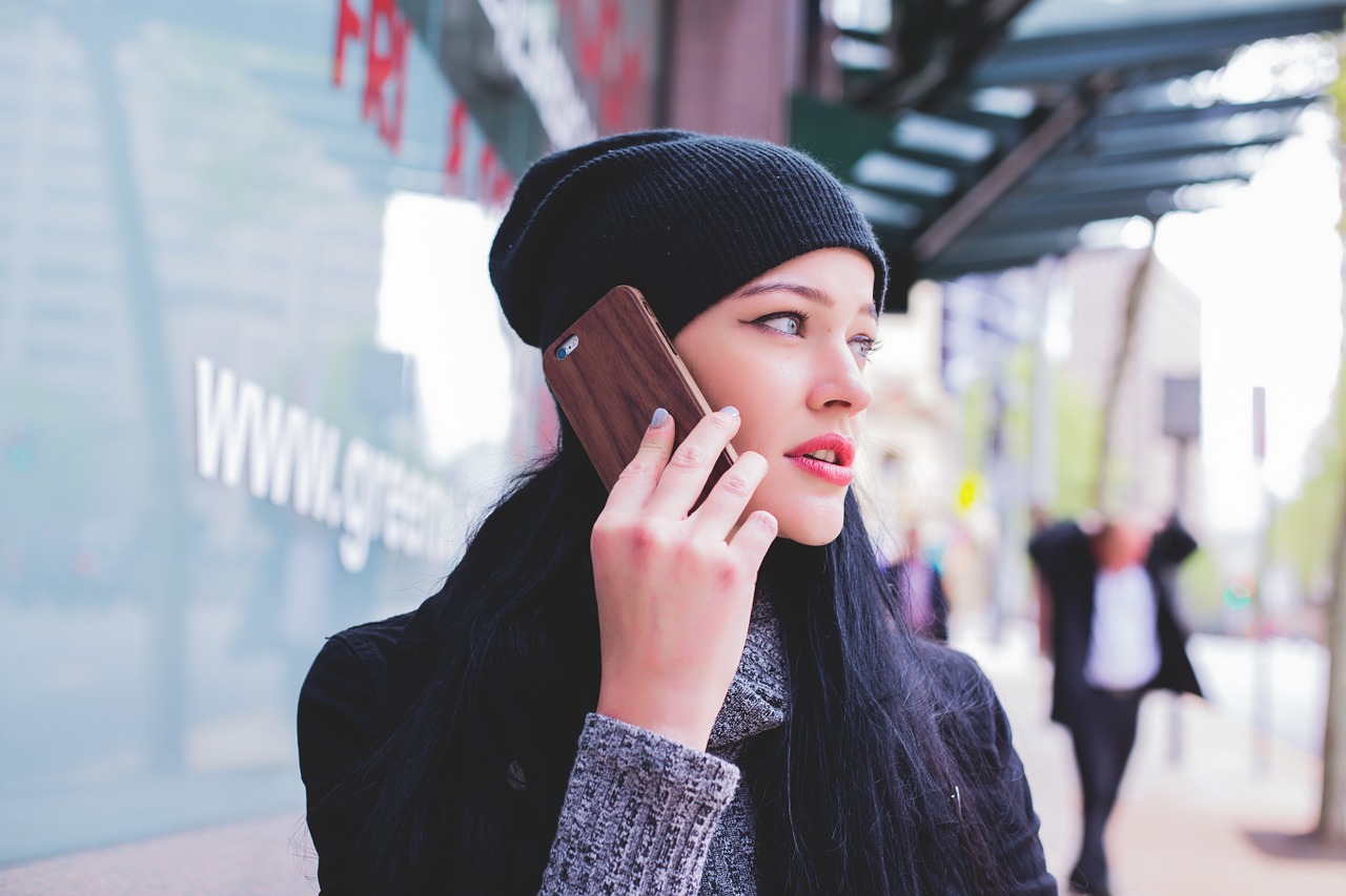 Mensch telefoniert auf der Straße mit dem Handy