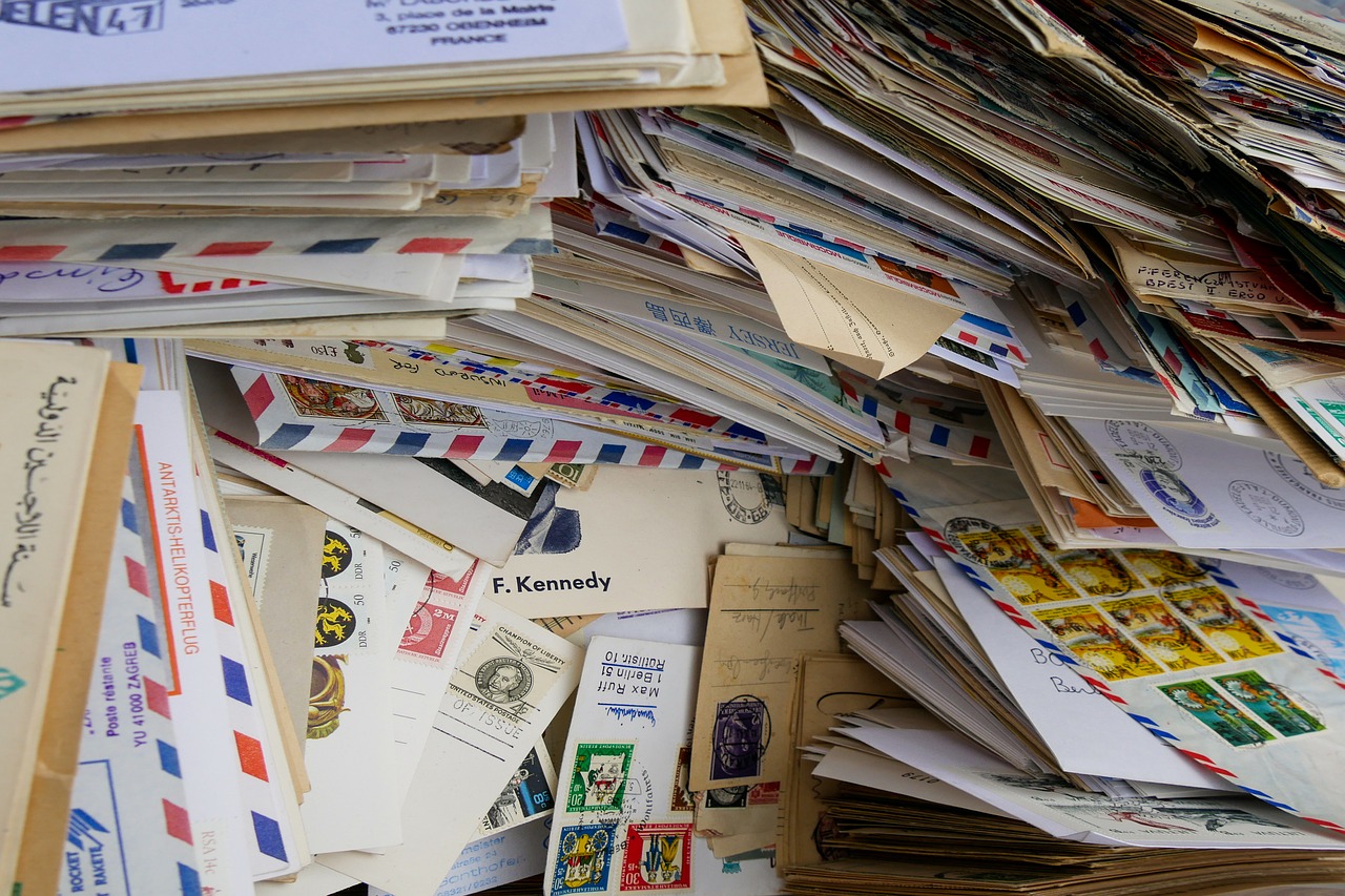 E-Mail-FLut: Viele Briefe auf einem Haufen