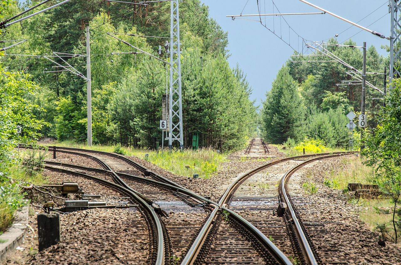 Ein Bahngleis teilt sich in zwei Gleise auf