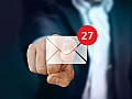 Finger tippt auf E-Mail-Symbol mit 27 neuen Nachrichten