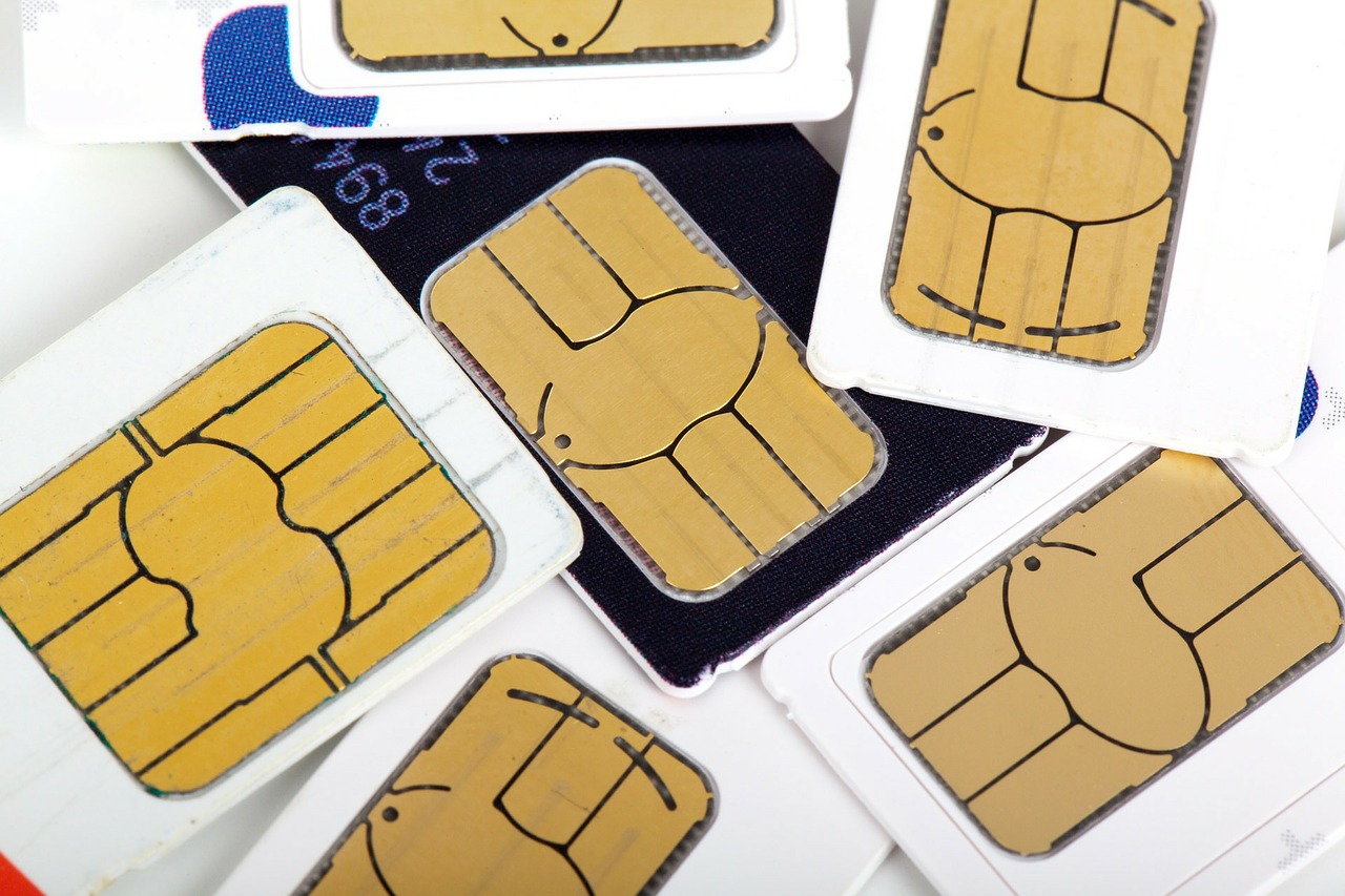 Viele Sim-Karten liegen auf einem Haufen