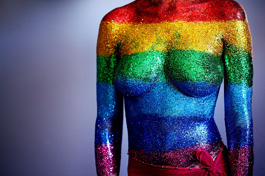 Nackter Körper in glitzernden Regenbogenfarben angemalt