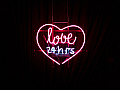 Neonzeichen, ein Herz, in der Mitte steht "Love 24 Hours".