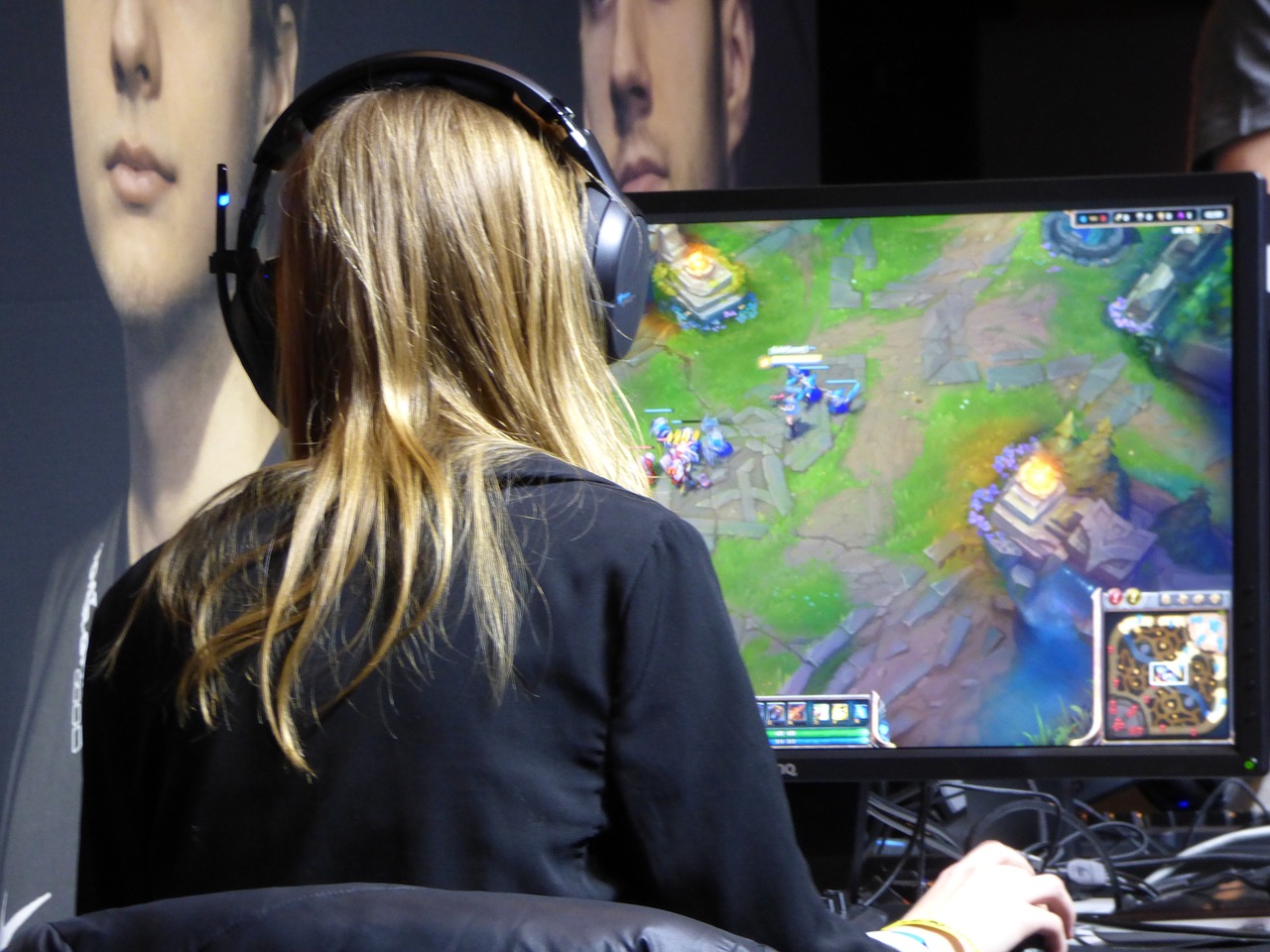 Frau spielt am Computer