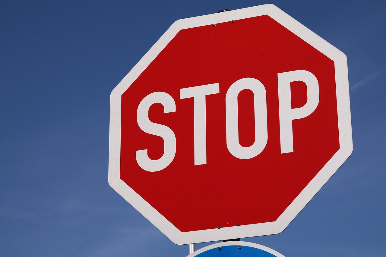 Stop-Schild: Mit dem Handy am Steuer ist man abgelenkt.