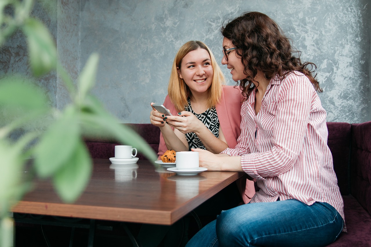 Plauderkreisel: Zwei Menschen sitzen bei einem Kaffee am Tisch und unterhalten sich.