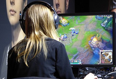 Frau spielt am Computer