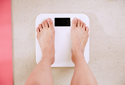 Füße auf einer Körperwaage: Menschen mit einer Essstörung haben oft ein krankhaftes Körpergewicht.