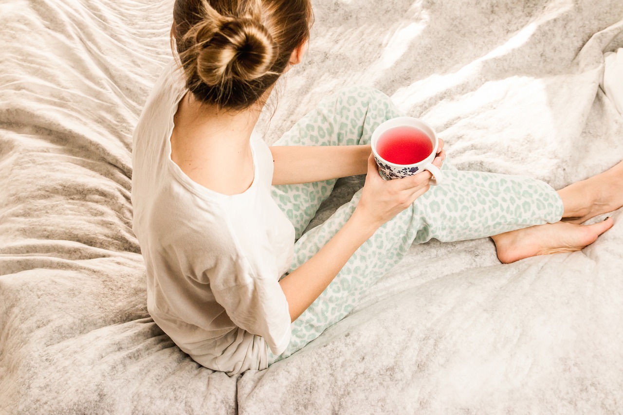 Medienfreie Morgenroutine: Erstmal eine Tasse Tee im Bett trinken.
