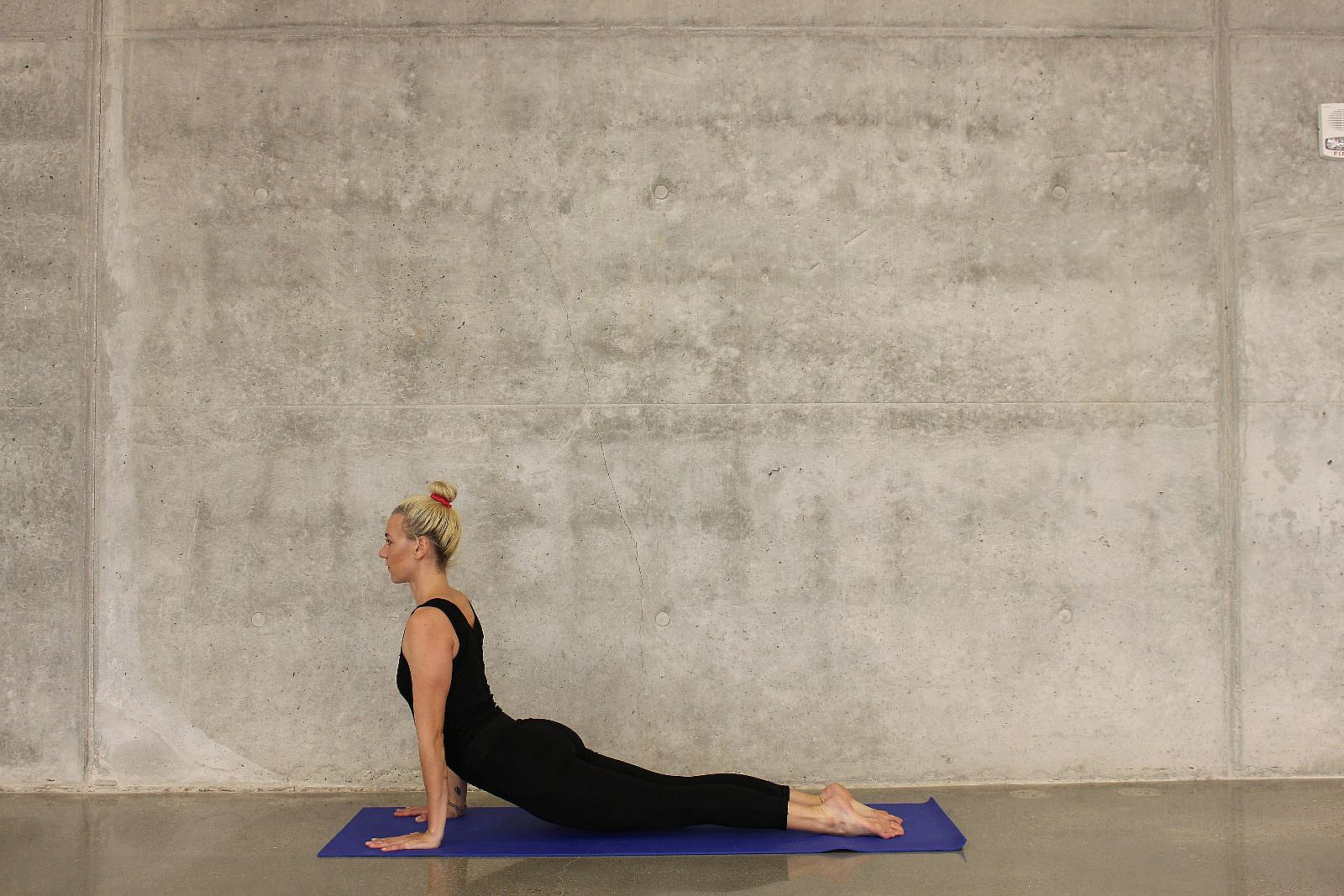 Eine Frau macht Yoga. Bewegung kann bei der medienfreien Morgenroutine helfen, den Kreislauf anzukurbeln.