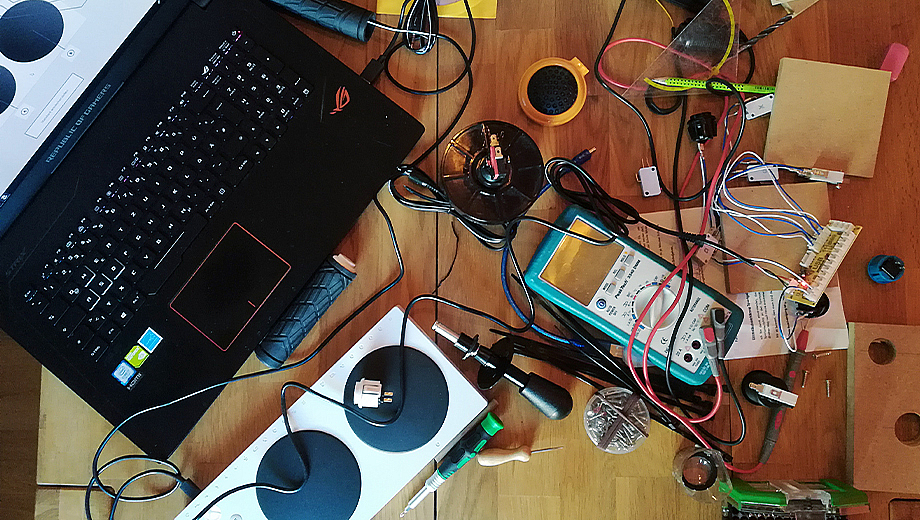 Kabel, Knöpfe und Löt-Equipment auf einem Tisch
