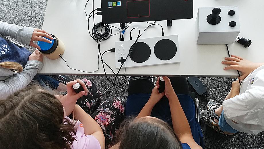Kinder spielen mit dem XBox Adaptive Controller