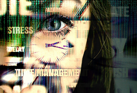 Gesicht einer Frau, darüber verschwommen eine Uhr und die Worte Stress und Zeitmanagement.