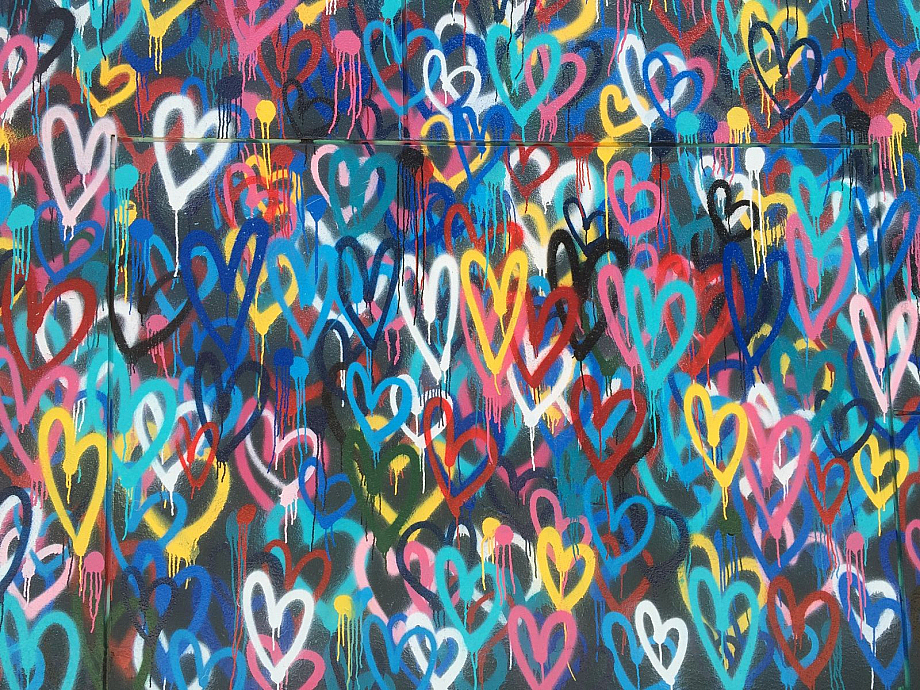 Dutzende Herz-Graffiti an einer Wand