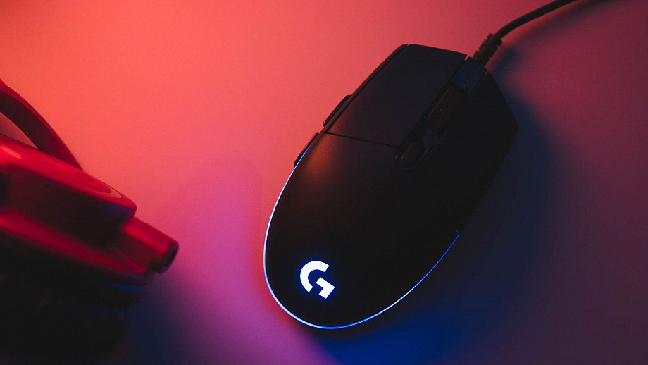 Gaming-Maus auf rot beleuchtetem Untergrund