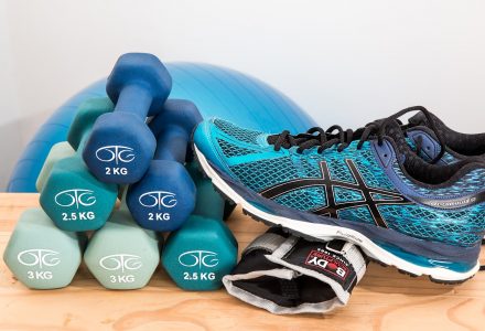 Hanteln, Gymnastikball und Laufschuhe