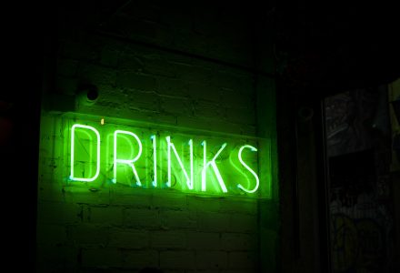 Neon-Reklame titelt Drinks, das englische Wort für Getränke.