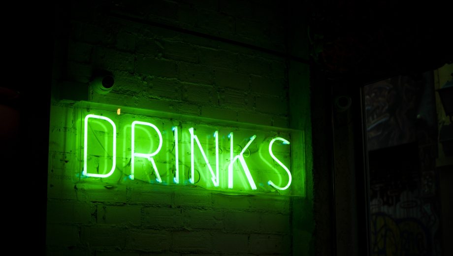 Neon-Reklame titelt Drinks, das englische Wort für Getränke.