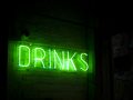 Neon-Reklame titelt Drinks, das englische Wort für Getränke.