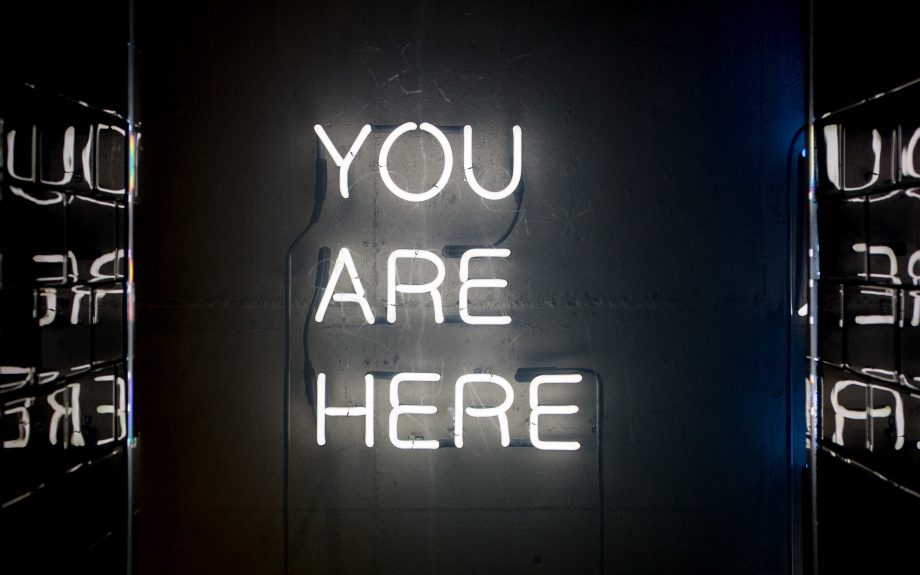 Neon-Leuchtschrift titelt "You are here", "Du bist hier"