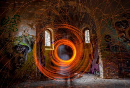 Roter Lichtwirbel in einer Ruine