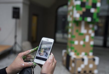 Minecraft-Figur in der analogen Welt nachgebaut