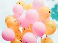 Luftballons mit fröhlichen und traurigen Smileys drauf