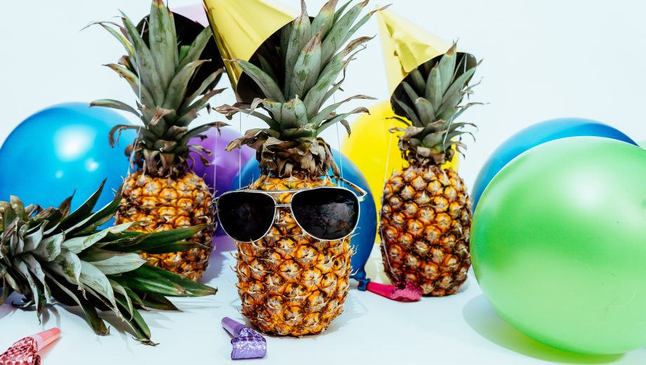 Ananas mit Sonnenbrille und Luftballons
