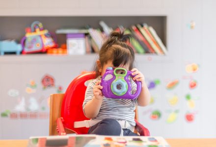 Kind mit Spielzeug