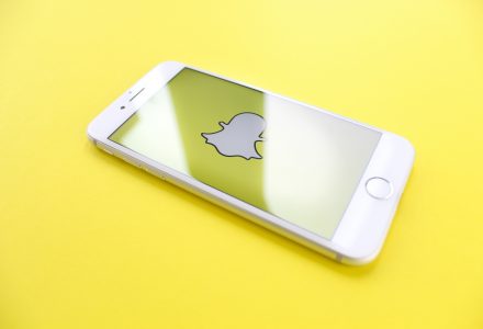 Handy mit Snapchat Logo
