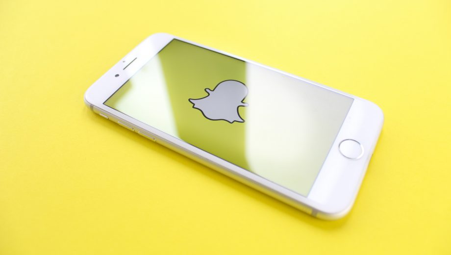 Handy mit Snapchat Logo