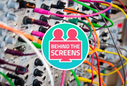 Behind the Screens Logo, im Hintergrund Computerschnittstellen