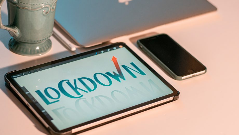 Tablet mit Lockdown-Schriftzug